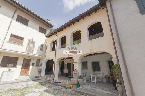 Casa storica in sassi e travi a vista con giardino privato
