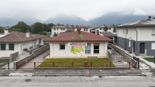 Villetta indipendente con ampio giardino privato e dependance