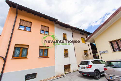 Casa in linea su tre livelli