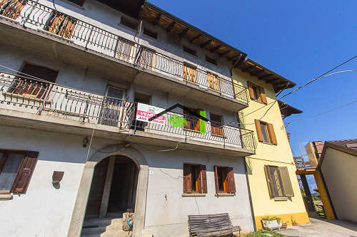 Casa in linea da completare con terreno e posti auto a Verzegnis