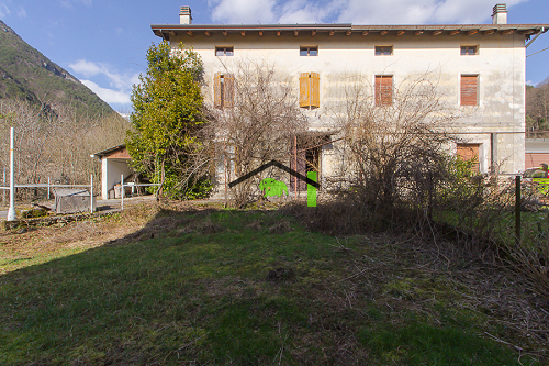 Casa in linea con giardino